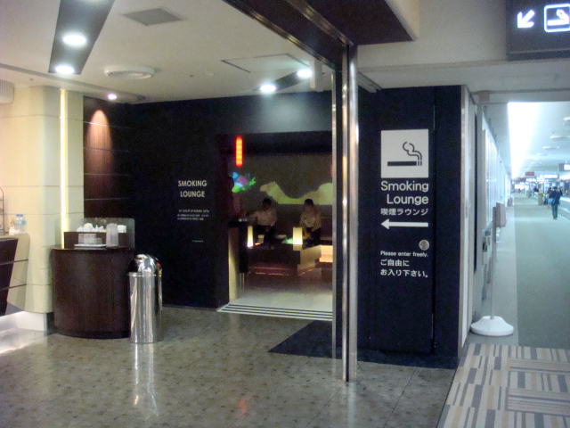 Door-less Smoking Space in the Narita